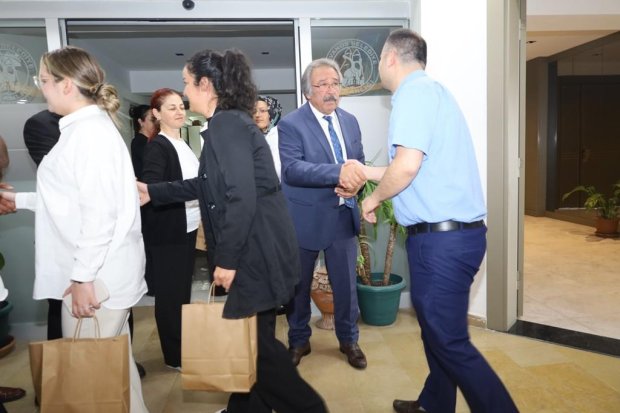 Belediye Başkanımız Sn. Mustafa Kenan Sarıtaş, Kurban Bayramı dolayısıyla belediye binasında ve bağlı hizmet birimlerinde görev yapan personelimizle bir araya gelerek bayramlaştı.
