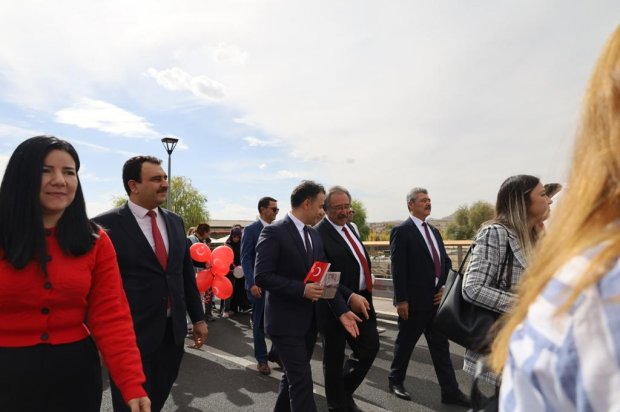 Cumhuriyetimizin 102. yılı etkinlikleri kapsamında, Avanos Mutlu Çocuk Anaokulu tarafından Cumhuriyet Korteji Yürüyüşü ve Çocuk Şenliği etkinliği düzenlendi.