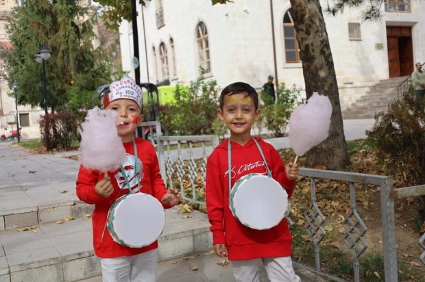 Cumhuriyetimizin 102. yılı etkinlikleri kapsamında, Avanos Mutlu Çocuk Anaokulu tarafından Cumhuriyet Korteji Yürüyüşü ve Çocuk Şenliği etkinliği düzenlendi.