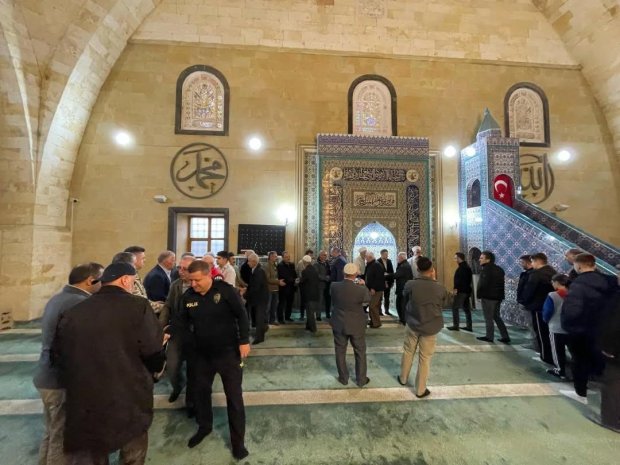 Belediye Başkanımız Sayın Mustafa Kenan Sarıtaş, Ramazan Bayramı’nın manevi atmosferini hemşehrilerimizle birlikte yaşayarak bayram namazını Avanos Şehit Şevket Tekin Merkez Camii'nde eda ettikten sonra vatandaşlarımızla bayramlaştı.