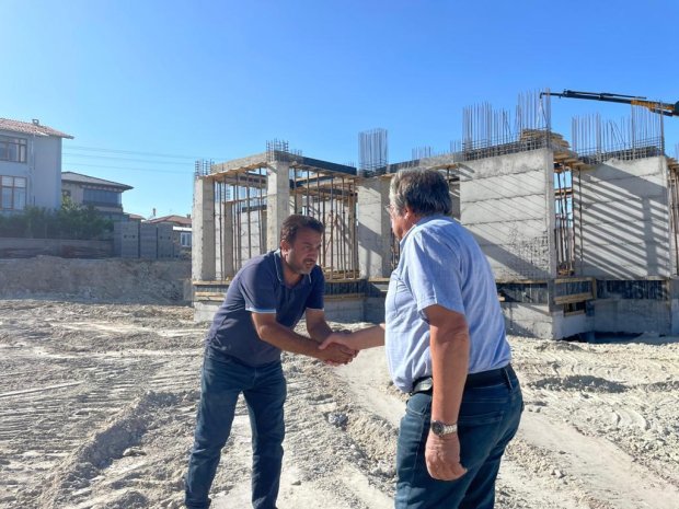 İlçemizin iki önemli yatırımı olan; yeni Hükümet Konağı binası ile Kız Meslek ve Teknik Anadolu Lisesi inşaatları, adeta birbiriyle yarışarak hızla yükseliyor.
