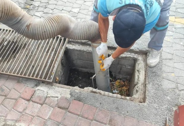 İlçemizde sel ve su taşkınlarına karşı erken önlem alarak mazgal temizlikleri yapılıyor.