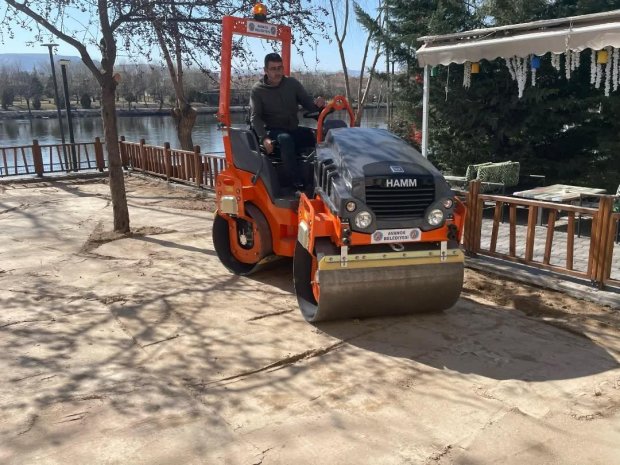 Belediyemiz tarafından Kızılırmak kenarında sosyal tesisimizin önünde başlatılan peyzaj çalışmaları devam ediyor.