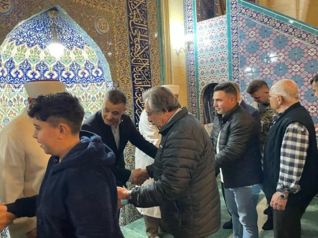 Belediye Başkanımız Sayın Mustafa Kenan Sarıtaş, Ramazan Bayramı’nın manevi atmosferini hemşehrilerimizle birlikte yaşayarak bayram namazını Avanos Şehit Şevket Tekin Merkez Camii'nde eda ettikten sonra vatandaşlarımızla bayramlaştı.
