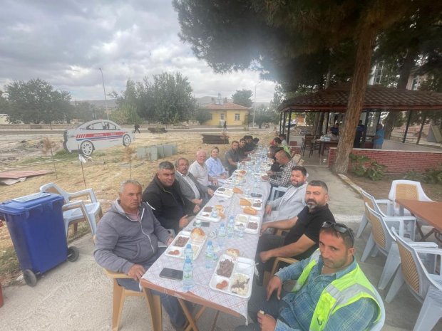 Belediyemiz tarafından Yeni Avanos Hükümet Konağı önündeki caddede yürütülen sıcak asfalt çalışmalarının son gününde, Belediye Başkanımız Sayın Mustafa Kenan Sarıtaş, sahada gösterdikleri yoğun çalışma nedeniyle personele teşekkür mahiyetinde yemek ikramı
