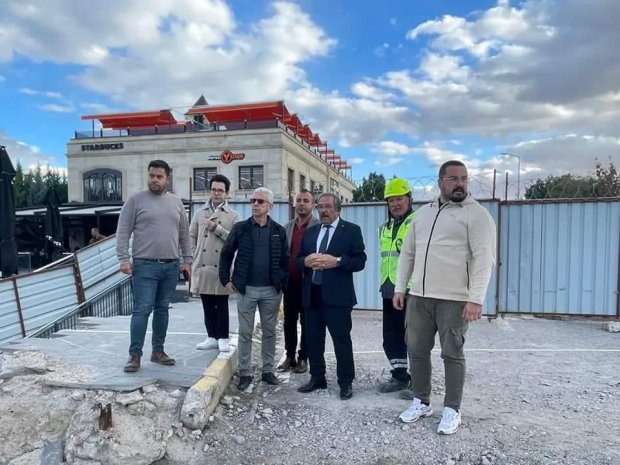 Belediye Başkanımız Mustafa Kenan Sarıtaş, Tarihi Taş Köprümüzün tadilatında kullanılan çelik konstrüksiyon üretimini yapan Ceceli Grup Yönetim Kurulu Başkanı Şerafeddin Ceceli ve ekibi ile birlikte Taş Köprümüzdeki çalışmaları incelediler.