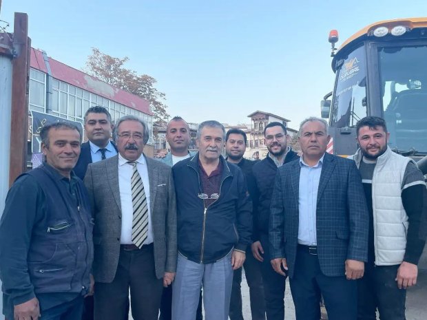 Belediye Başkanımız Mustafa Kenan Sarıtaş çelik konstrüksiyon montaj çalışmaları bugün sona eren Tarihi Taş Köprü’müzde devam eden çalışmaları inceleyip, vatandaşlarımızla sohbet etti.