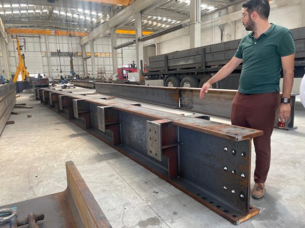 Belediye Başkanımız Mustafa Kenan Sarıtaş, Restorasyon çalışmaları hızlı bir şekilde devam eden Tarihi Taş Köprü’müzün çelik bağlantılarının yapım çalışmalarını Ankara’da Ceceli Grubu Yönetim Kurulu Başkanı Şerafettin Ceceli, Fabrika müdürü Ertuğrul Bilka