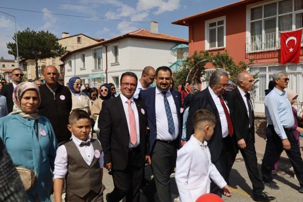 Avanos’ta 23 Nisan Ulusal Egemenlik ve Çocuk Bayramı, Çelenk Sunumu ve Kortej Yürüyüşü ile Başladı
