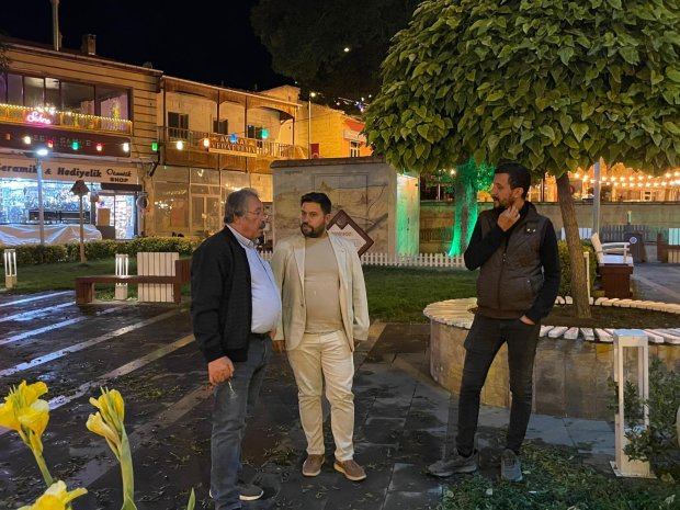 Belediye Başkanımız Sayın Mustafa Kenan Sarıtaş, Belediye Meclis Üyemiz Sayın Avukat Vedat Elma ve Fen İşleri Müdür Vekilimiz Sayın Mustafa Tolga Bostancı ile birlikte, gece saatlerinde şehir merkezinde saha incelemelerinde bulundular.