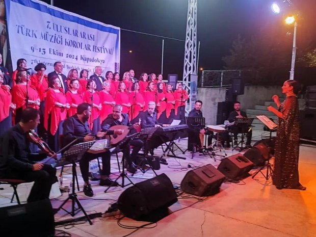 10 farklı koronun katılım sağladığı "7.Uluslararası Türk Müziği Korolar Festivali" Konseri Amfi Tiyatro'da Avanoslu müzik severlerin katılımı ile gerçekleşti.