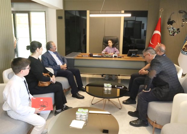 Çocuk Başkanlar Makama Oturdu.