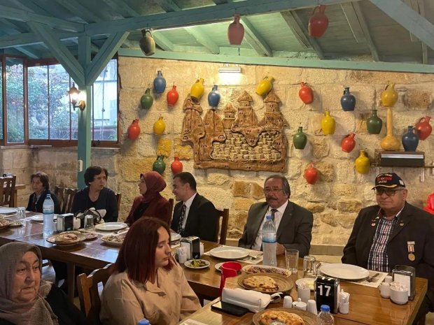 Belediye Başkanımız Mustafa Kenan Sarıtaş, Gaziler Günü münasebetiyle Avanos Kaymakamı Sn. Osman Bilici tarafından organize edilen yemeğe katıldı.