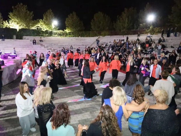 10 farklı koronun katılım sağladığı "7.Uluslararası Türk Müziği Korolar Festivali" Konseri Amfi Tiyatro'da Avanoslu müzik severlerin katılımı ile gerçekleşti.