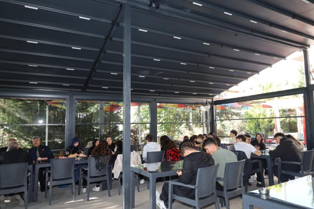 10 Kasım Atatürk’ü Anma Günü programını büyük bir özveriyle hazırlayan Avanos Anadolu Lisesi öğretmenleri ve öğrencileri, anma programının ardından Belediyemiz Sosyal Tesislerinde misafir edildi.