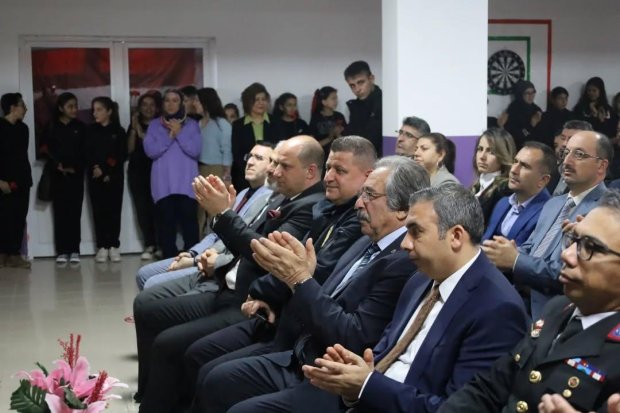 18 Mart Şehitleri Anma Günü ve Çanakkale Deniz Zaferi’nin 110.Yıl Dönümü münasebetiyle Avanos Mehmet Akif Ersoy Ortaokulu’nda anma programı düzenlendi.
