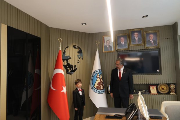 BELEDİYE BAŞKANIMIZ BAŞKANLIK KOLTUĞUNU ÇOCUKLARA DEVRETTİ