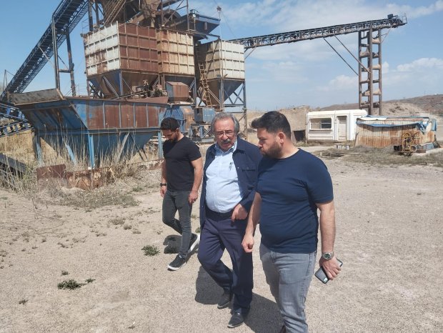 Belediye Başkanımız Sayın Mustafa Kenan Sarıtaş yakında işletmeye açacağımız kum ocağı işletme tesisimizde incelemelerde bulundu.