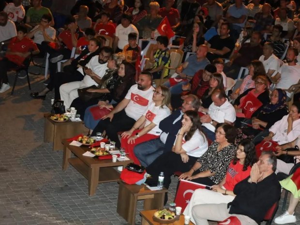 Türk halkına bu muhteşem duyguları yaşatan, 85 milyonu tek yürek yapan birbirinden yetenekli evlatlarımıza yaşattıkları bu gurur için teşekkür ediyoruz.