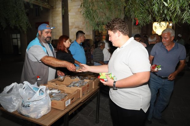 Mübarek Mevlid Kandili vesilesiyle, Belediyemiz Aşevi’nde özenle hazırlanan irmik helvaları, Avanos Şehit Şevket Tekin Merkez Camii’nde hemşehrilerimize ikram edildi.