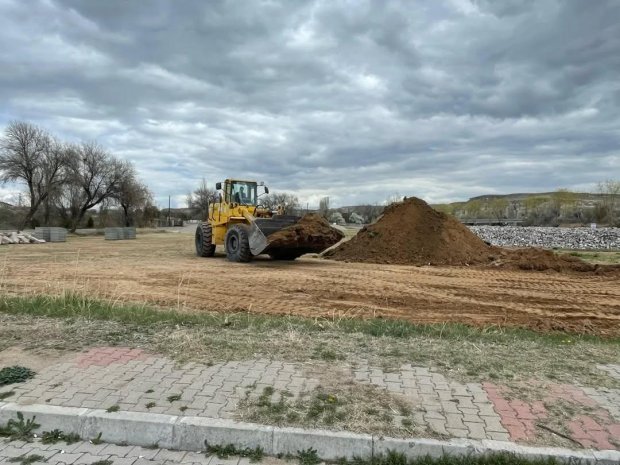 Kızılırmak kenarında, Karşıbağ girişinde atıl durumda bulunan boş arazi, taş döşenerek halkımızın hizmetine otopark olarak sunulmak üzere düzenleme çalışmaları başlatıldı.