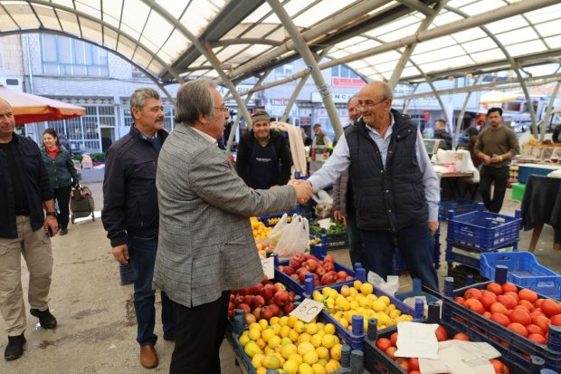 Belediye Başkanımız Sayın Mustafa Kenan Sarıtaş, Cuma günü pazaryerini ziyaret ederek esnaflarımızla ve hemşehrilerimizle tek tek sohbet etti.