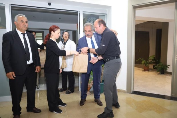 Belediye Başkanımız Sn. Mustafa Kenan Sarıtaş, Kurban Bayramı dolayısıyla belediye binasında ve bağlı hizmet birimlerinde görev yapan personelimizle bir araya gelerek bayramlaştı.