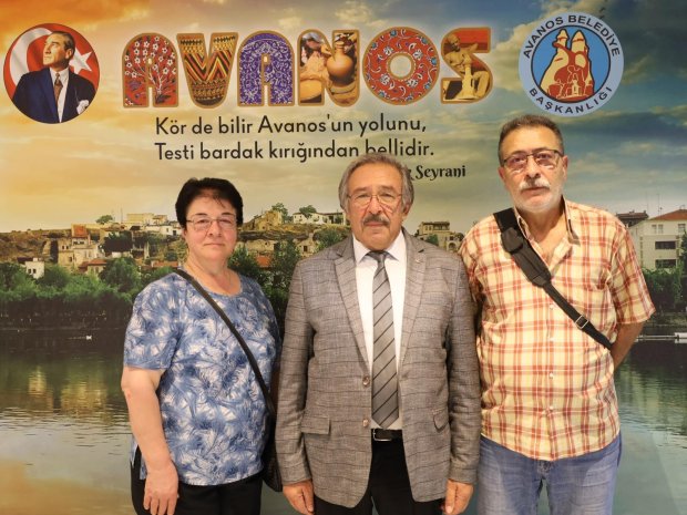 Hemşehrimiz Mehmet Dirier ve eşi, Belediye Başkanımız Mustafa Kenan Sarıtaş'ı makamında ziyaret ettiler. Kendilerine nazik ziyaretlerinden dolayı teşekkür ediyoruz.