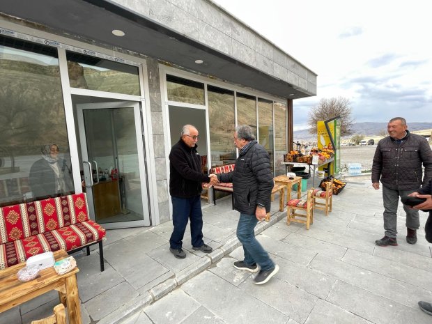 Belediye Başkanımız Sayın Mustafa Kenan Sarıtaş, Zelve’de yapımı tamamlanan ve faaliyete geçen iş yerlerini ziyaret ederek esnaflara hayırlı olsun dileklerini iletti.