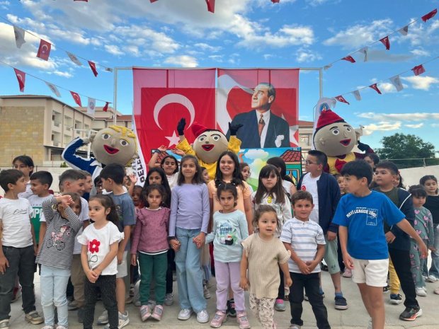 Avanos Belediyesi ve Göreme Belediyesi iş birliğinde, Kapadokya At ve Atçılık Kültür Festivali etkinlikleri kapsamında çocuklara yönelik Tiyatro oyunu düzenlendi.
