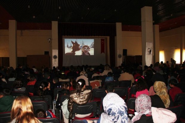 "61. Kütüphane Haftası" etkinlikleri kapsamında düzenlenen animasyon film gösterimi çocukların büyük ilgisi ve yoğun katılımıyla gerçekleştirildi.