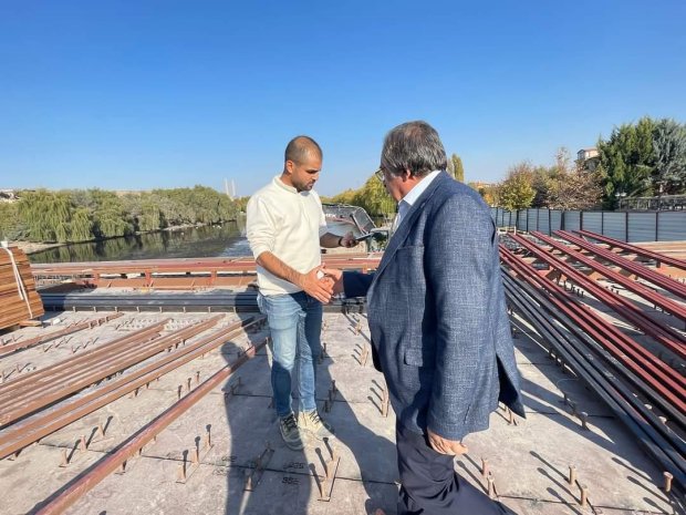 Tarihi Taş Köprüde Çelik Konstrüksiyon Üstüne Beton Atma ve Yürüyüş Yoluna Döşenecek Kereste Çalışması Yapılıyor