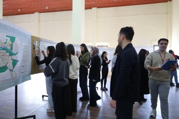 Gazi Üniversitesi Şehir ve Bölge Planlama Bölümü öğrencilerinin tasarım olarak 2040 yılı için Avanos’u planlama çalışmalarını içeren serginin açılışı yapıldı.