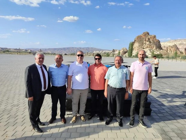 Belediye Başkanımız Mustafa Kenan Sarıtaş, il protokolü ile birlikte Assuva Uzay ve Havacılık Savunma Sanayi tarafından ilçemizde kurulacak drone fabrikasında üretilecek cihazların test sürüşlerine katıldı.