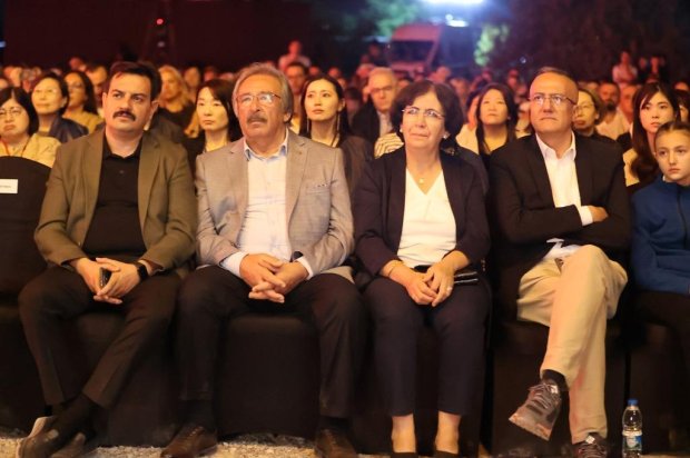 Dünyaca ünlü Türk piyanist Sayın Fazıl Say, Japon Kabuki sanatının usta ismi Sayın Hayata Nakamura ile birlikte Avanos Paşabağları’nda sahne alarak Kapadokya’da unutulmaz bir sanat gecesine imza attı.