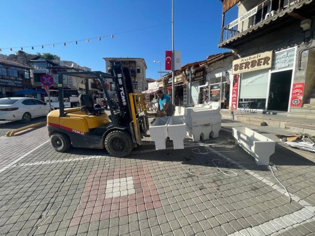 Belediyemizin çarşı merkezinde başlattığı yayalaştırma ve trafiği sınırlandırma çalışmalarının ardından, bölgenin estetik görünümünü de desteklemek üzere çarşı merkezine dekoratif çiçek saksıları temin edilerek yerleştirilmeye başlandı.