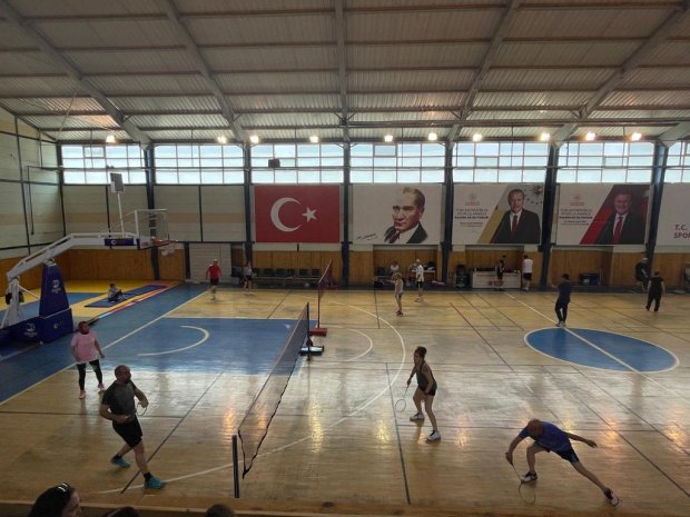 Belediye Başkanımız Veteranlar Badminton Müsabakasına sporculara destek için izleyici olarak katıldı.