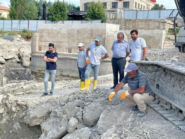 Belediye Başkanımız Tarihi Taş Köprü’müzde devam eden restorasyon çalışmalarını yerinde inceldi.