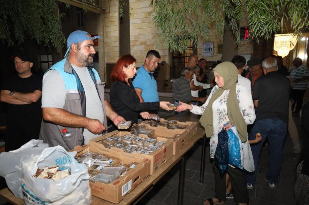 Mübarek Mevlid Kandili vesilesiyle, Belediyemiz Aşevi’nde özenle hazırlanan irmik helvaları, Avanos Şehit Şevket Tekin Merkez Camii’nde hemşehrilerimize ikram edildi.