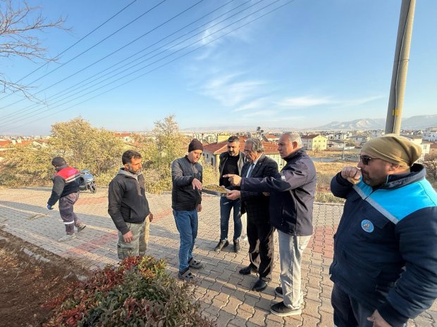 Belediyemiz, soğuk havaların ardından toprak donmadan önce elimizde bulunan ağaç ve çiçekleri toprakla buluşturmak için çalışmalarını yoğun bir şekilde sürdürüyor.