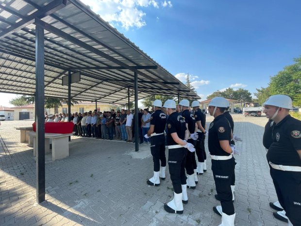 Emekli Komiser Ömer Faruk Güner için Avanos Kabristanlığı’nda İl Emniyet Müdürlüğü Mangası tarafından cenaze töreni düzenlendi.