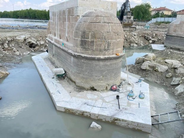 Belediye Başkanımız, restorasyon süreci devam eden Tarihi Taş Köprü’nün çalışmalarını yerinde inceledi.