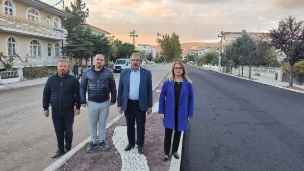 MHP TBMM Grup Başkanvekili, Nevşehir Milletvekilimiz Prof.Dr Filiz Kılıç ve Belediye Başkanımız Mustafa Kenan Sarıtaş Kapadokya Caddesinde devam eden sıcak asfalt yol yapım çalışmasını yerinde inceleyip çalışan işçilere tatlı ikram ettiler.