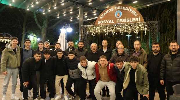 Belediye Başkanımız Sayın Mustafa Kenan Sarıtaş, Kapadokya Avanos Spor Kulübü yönetimi ve futbolcularıyla belediyemize ait sosyal tesislerde bir araya geldi.