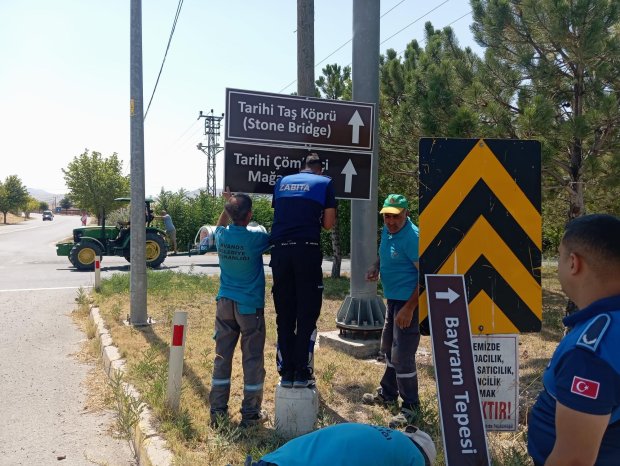 Tarihi ve Kültürel Değerlerimizi Gösteren Yön Tabelaları İlçemizin Girişlerine Yerleştirildi