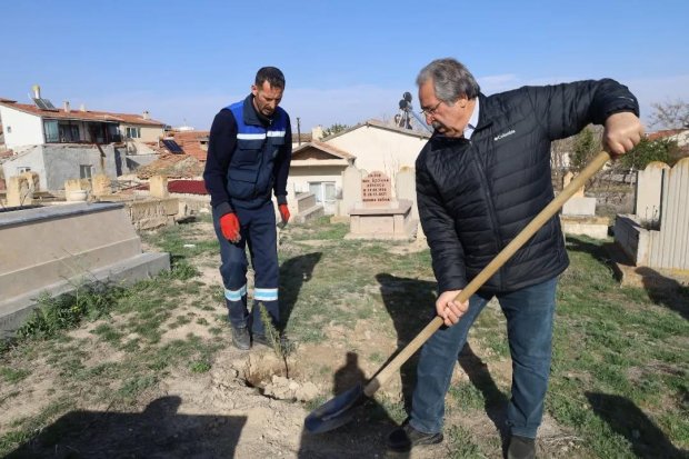 TBMM MHP Grup Başkan Vekili ve Nevşehir Milletvekilimiz Sayın Prof. Dr. Filiz Kılıç ve Belediye Başkanımız Sayın Mustafa Kenan Sarıtaş arefe günü kabir ziyaretlerinde bulundular.