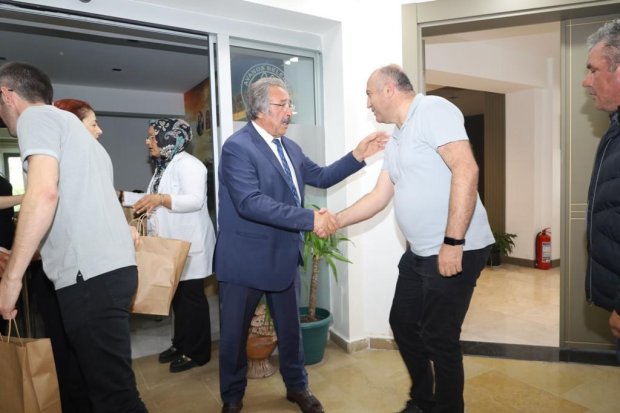 Belediye Başkanımız Sn. Mustafa Kenan Sarıtaş, Kurban Bayramı dolayısıyla belediye binasında ve bağlı hizmet birimlerinde görev yapan personelimizle bir araya gelerek bayramlaştı.