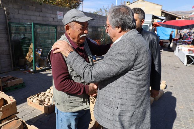 Belediye Başkanımız Sayın Mustafa Kenan Sarıtaş, Cuma günü pazaryerini ziyaret ederek esnaflarımızla ve hemşehrilerimizle tek tek sohbet etti.