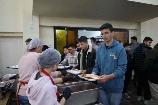 Belediyemiz tarafından düzenlenen geleneksel iftar yemeği, yoğun katılımla devam ediyor.
