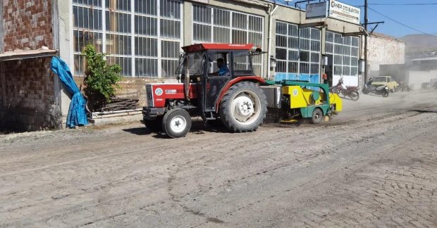 Destek Hizmetleri Müdürlüğüne bağlı ekiplerimiz, ilçemiz Sanayi Bölgesinde iş makineleri ile yol, kaldırım, çöp ve sanayi atığı temizliği gerçekleştirdiler.